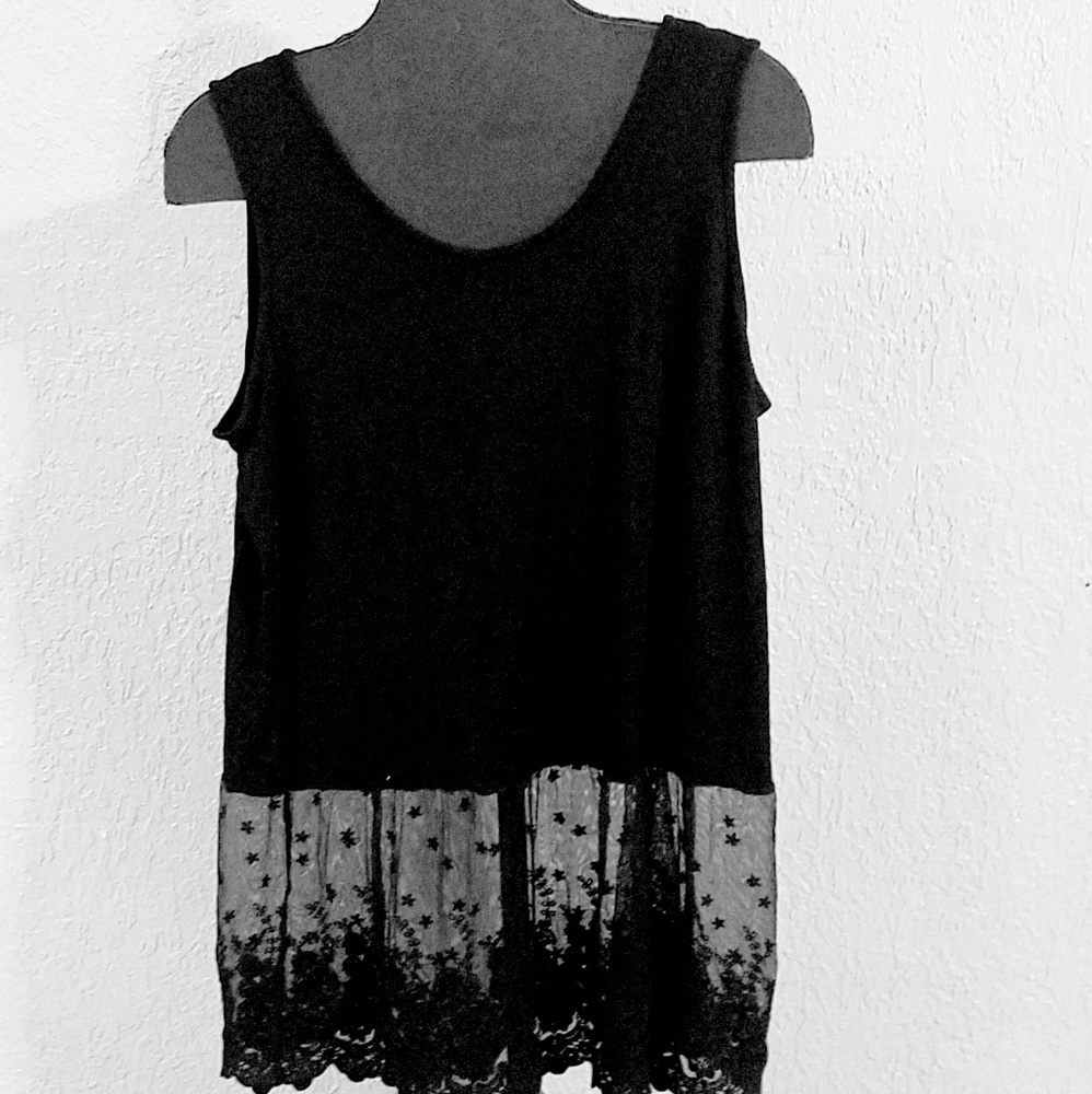 Tank with mesh crochet